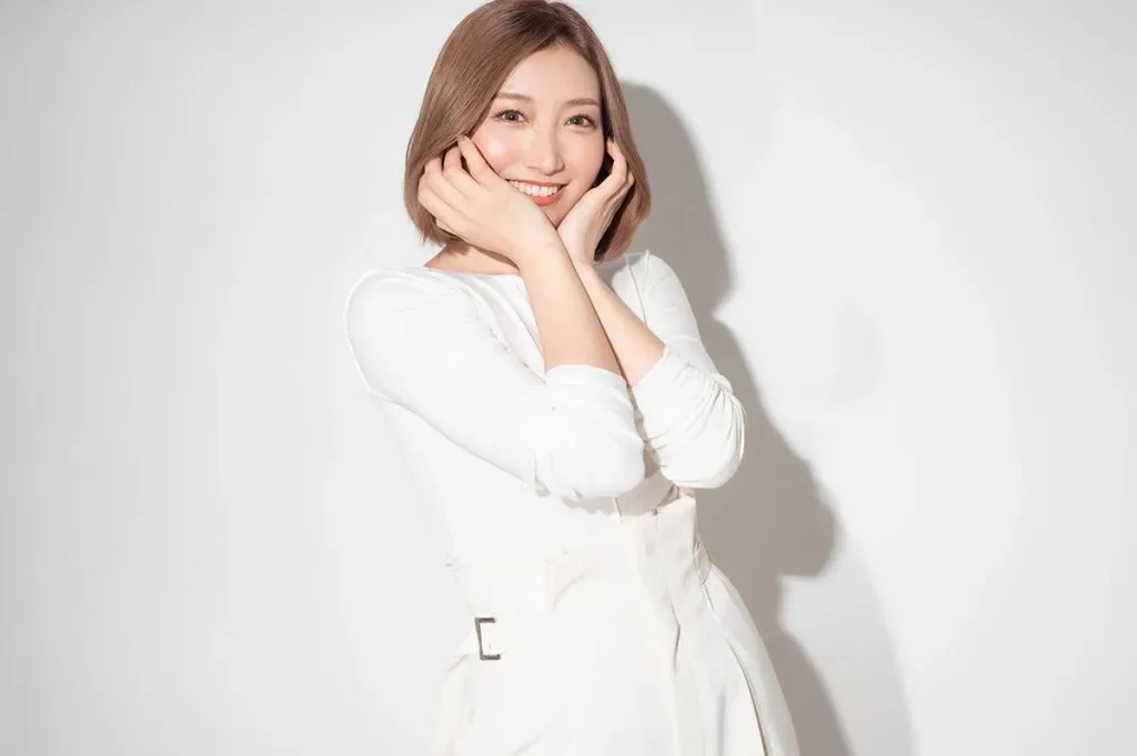 加美杏奈白色服装单人肖像