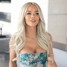Elsa Jean穿蓝色花纹裙的单人公开头像