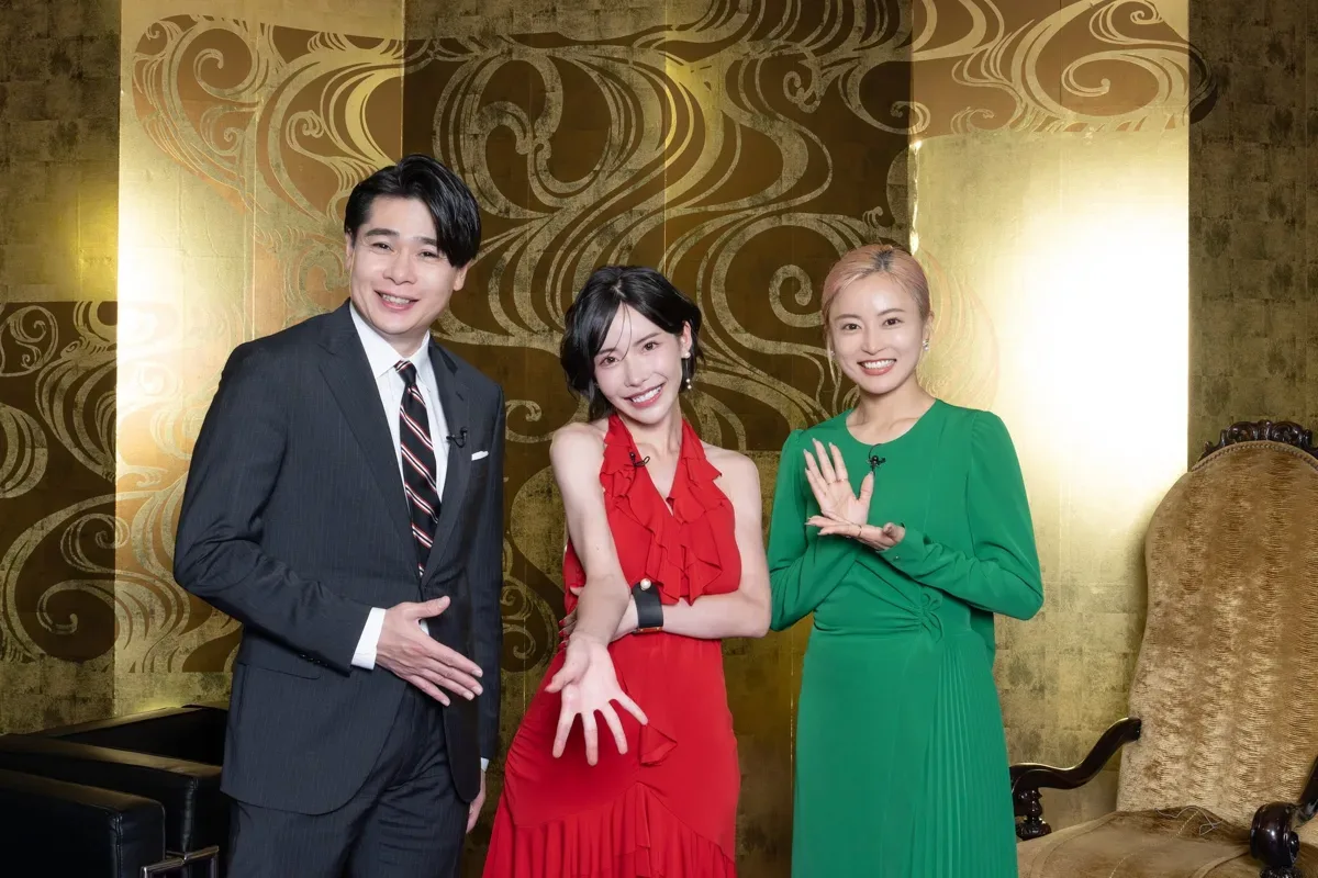 深田咏美(中)与节目主持人官方合影,2026年5月发布