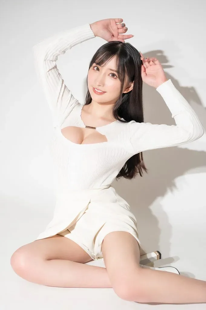 楪可怜身穿白色服装的人物肖像