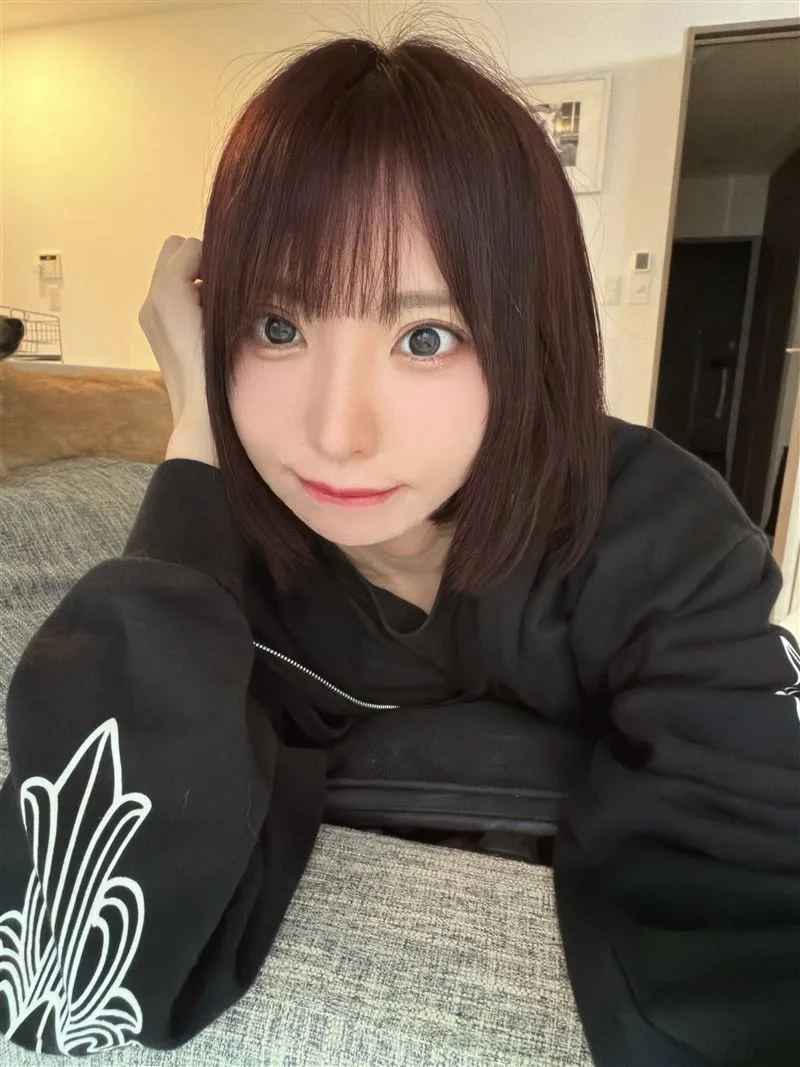 YUUKA(新妻优香):本人穿黑色连帽衫的自拍资料照