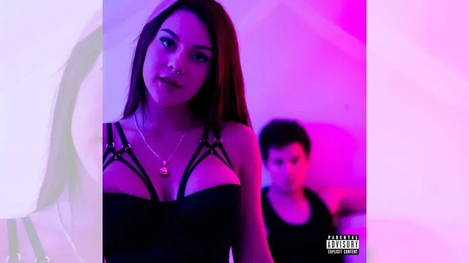 Gabbie Carter出演Saturday Girl的2020年音乐录像宣传图