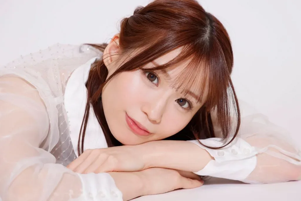 未步奈奈公开采访单人照片