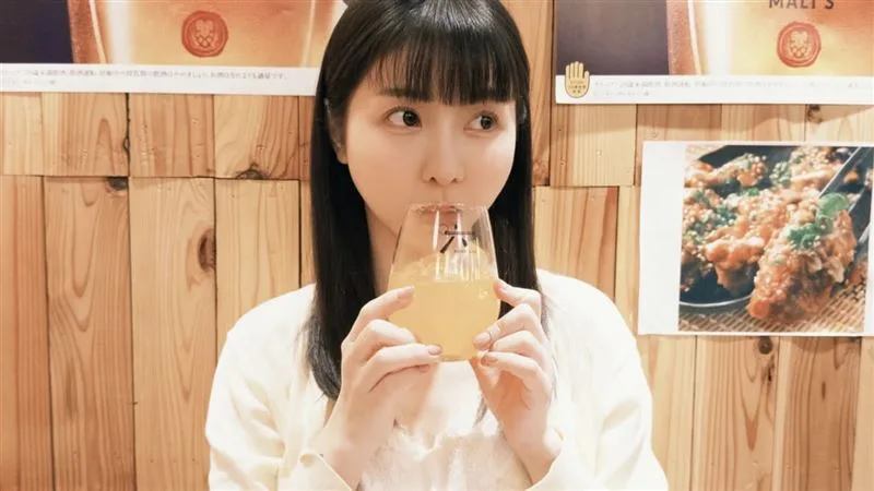胎尼(TINY):白色衣服、手持玻璃杯的本人生活资料照