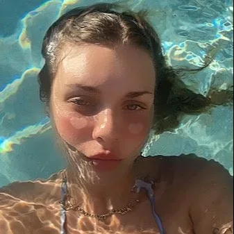 Gabbie Carter在泳池中的单人公开头像