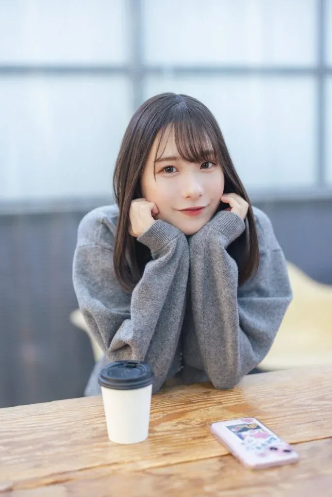 村上悠华身穿灰色毛衣的采访肖像