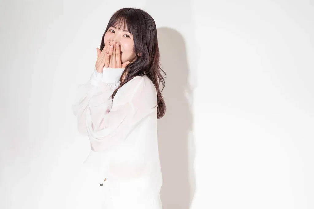 山岸绫花2023年本人专访单人肖像