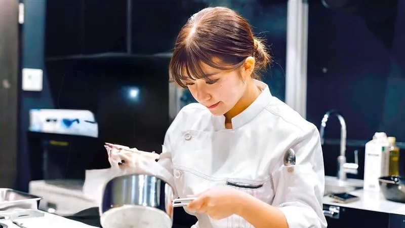 川越妮可：川越妮可穿厨师服在厨房料理的资料照