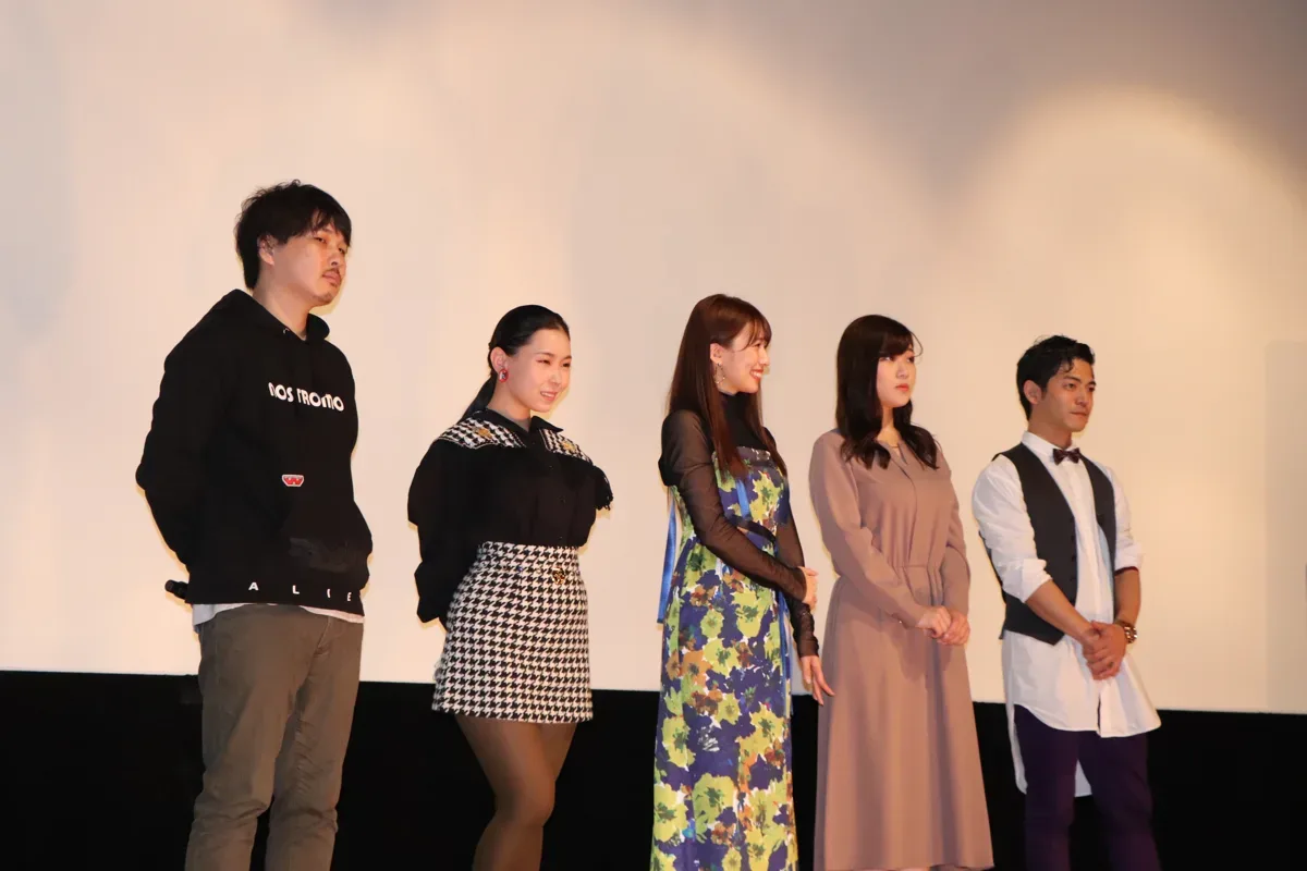 2020年10月18日东京テアトル新宿电影舞台见面会,吉根柚莉爱与导演及演员合影